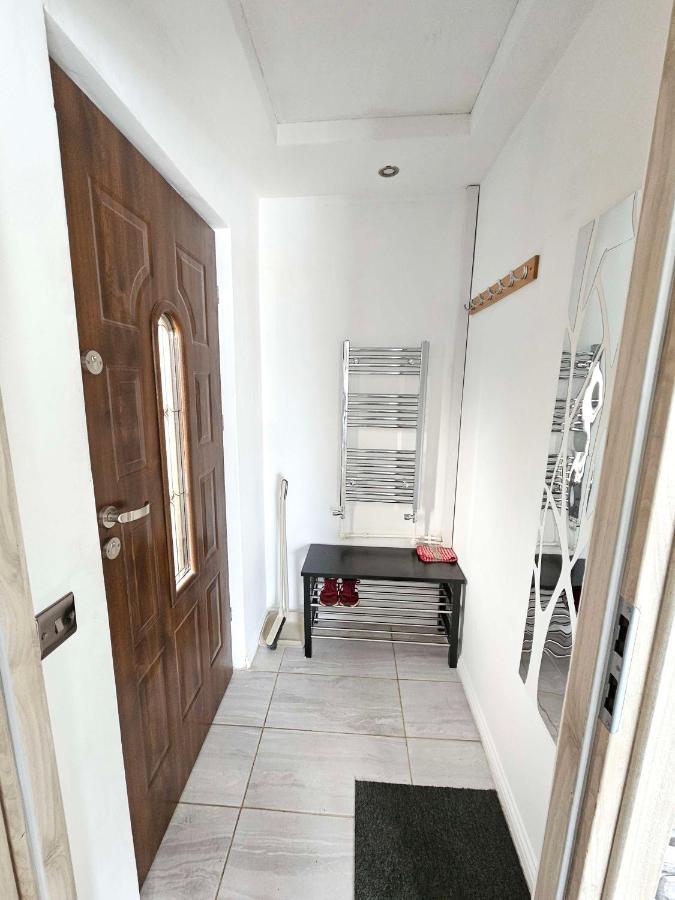 Modern Urban Haven: Stylish Getaway Daire Lisburn Dış mekan fotoğraf